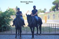 Poliza auf dem Pferd am Coloseum Rom 2021 Benvenuto a Roma